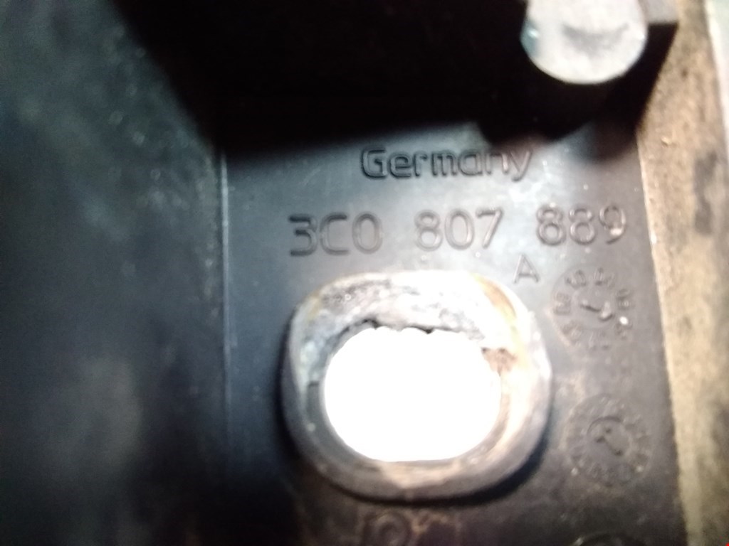 Кронштейн переднего бампера левый VOLKSWAGEN Passat B6 2005-2011