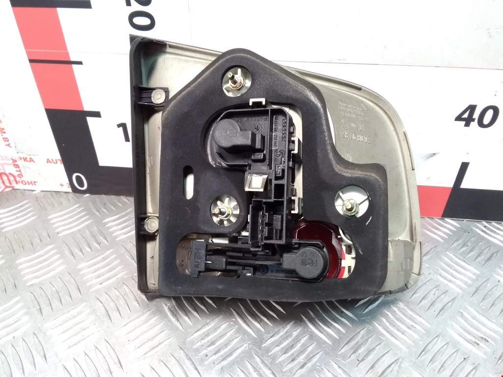 Фонарь задний внутренний правый VOLKSWAGEN Touareg 2002-2010