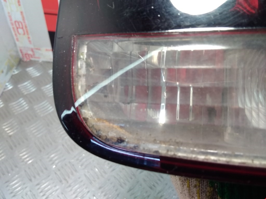 Фонарь задний внутренний правый VOLKSWAGEN Touareg 2002-2010