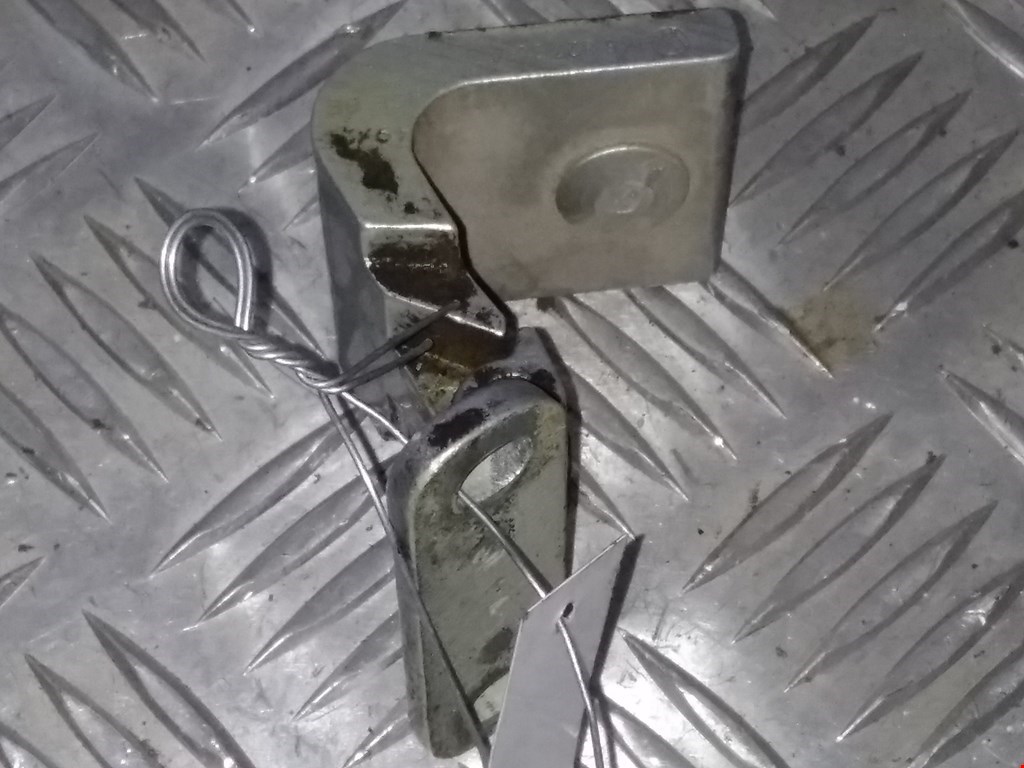 Петля крышки (двери) багажника Volkswagen Golf 5 (2003-2008)