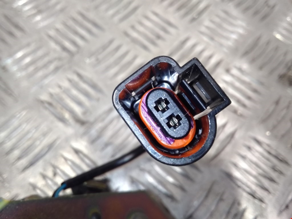 Замок багажника (крышки двери) VOLKSWAGEN Touareg 2002-2010