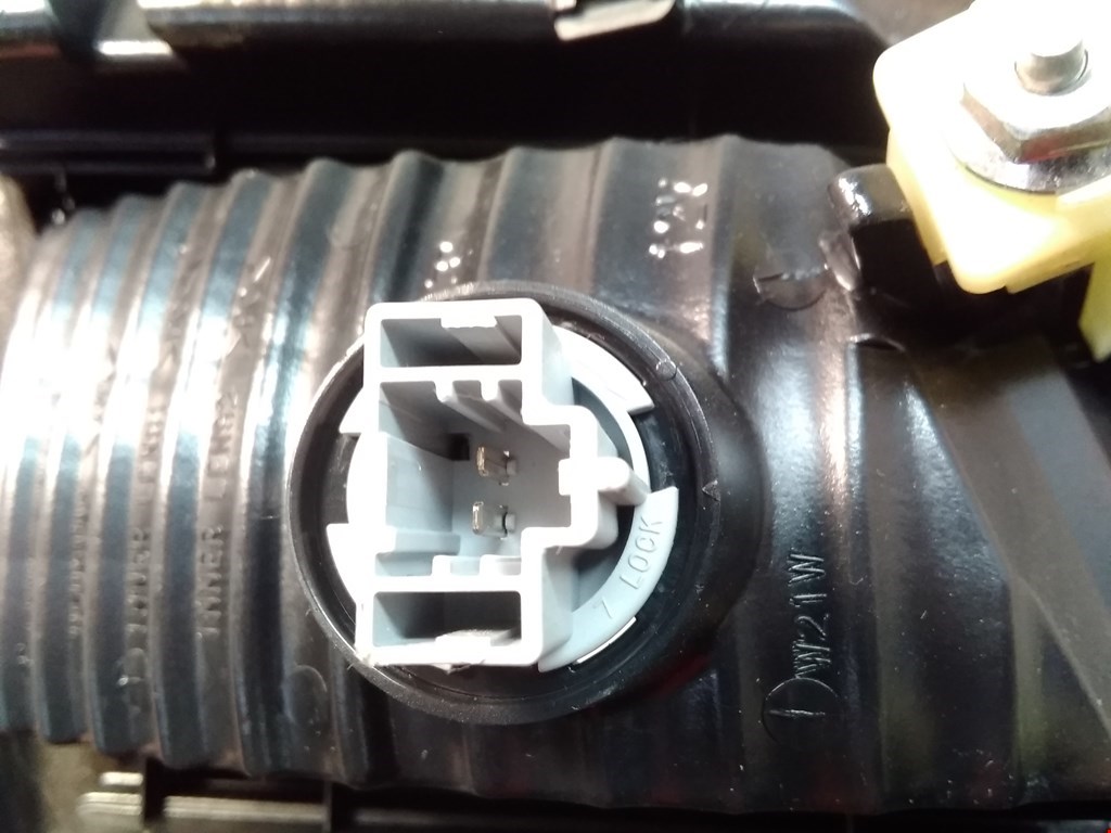 Фонарь задний внутренний правый MAZDA MPV LY 2006-2016