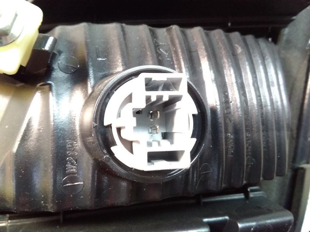 Фонарь задний внутренний левый MAZDA MPV LY 2006-2016