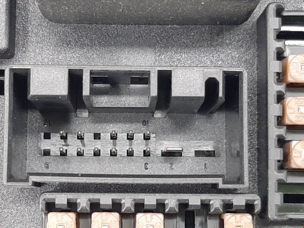 Датчик уровня в бачок омывателя BMW 5er 5 серия F10/F11/F07 2009-2017