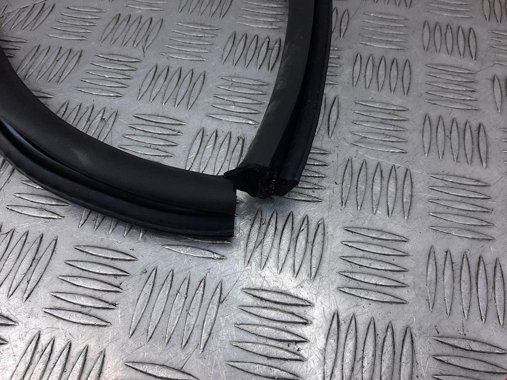 Уплотнитель двери BMW 7er 7 серия F01/F02/F04 2008-2015