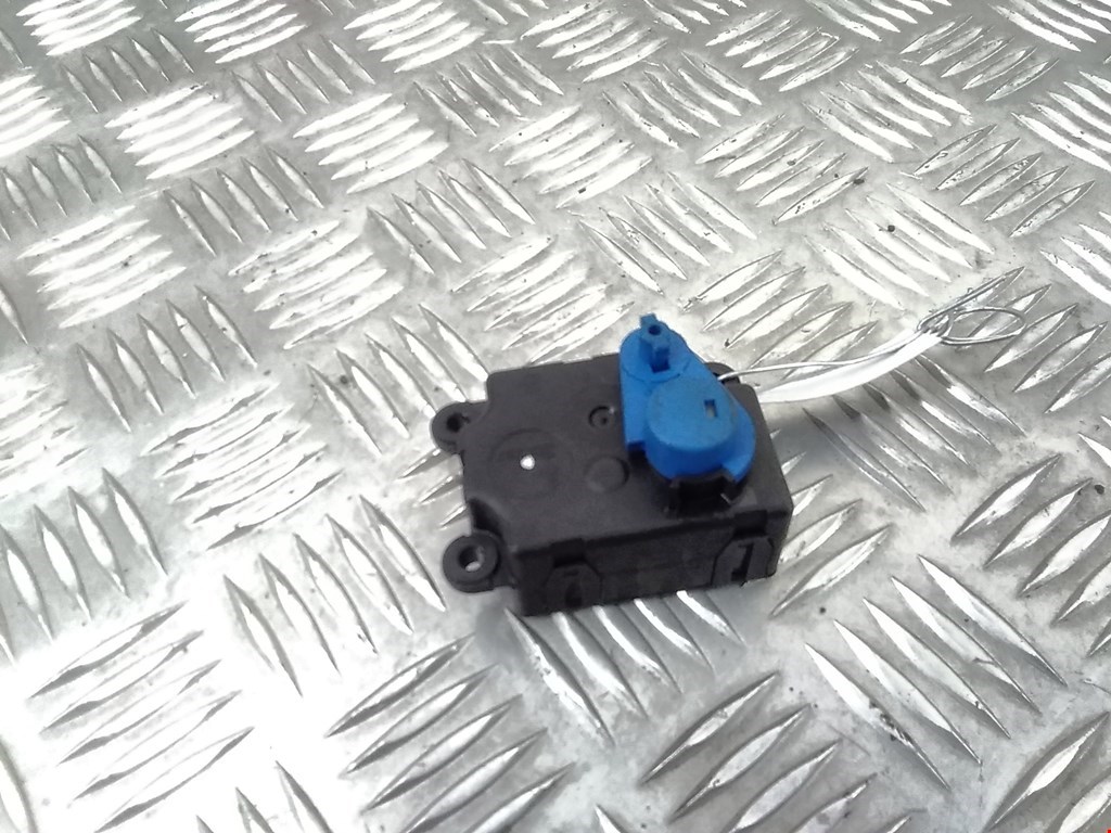 Сервопривод (электропривод моторчик привода) заслонки печки Opel Vectra C (2002-2008)