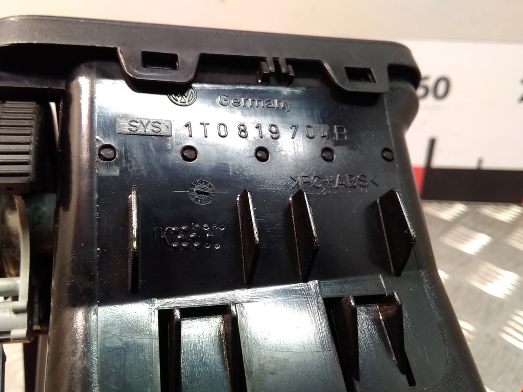 Дефлектор воздушный VOLKSWAGEN Touran 2003-2010