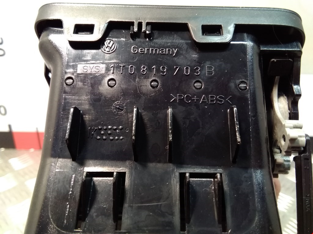 Дефлектор воздушный VOLKSWAGEN Touran 2003-2010