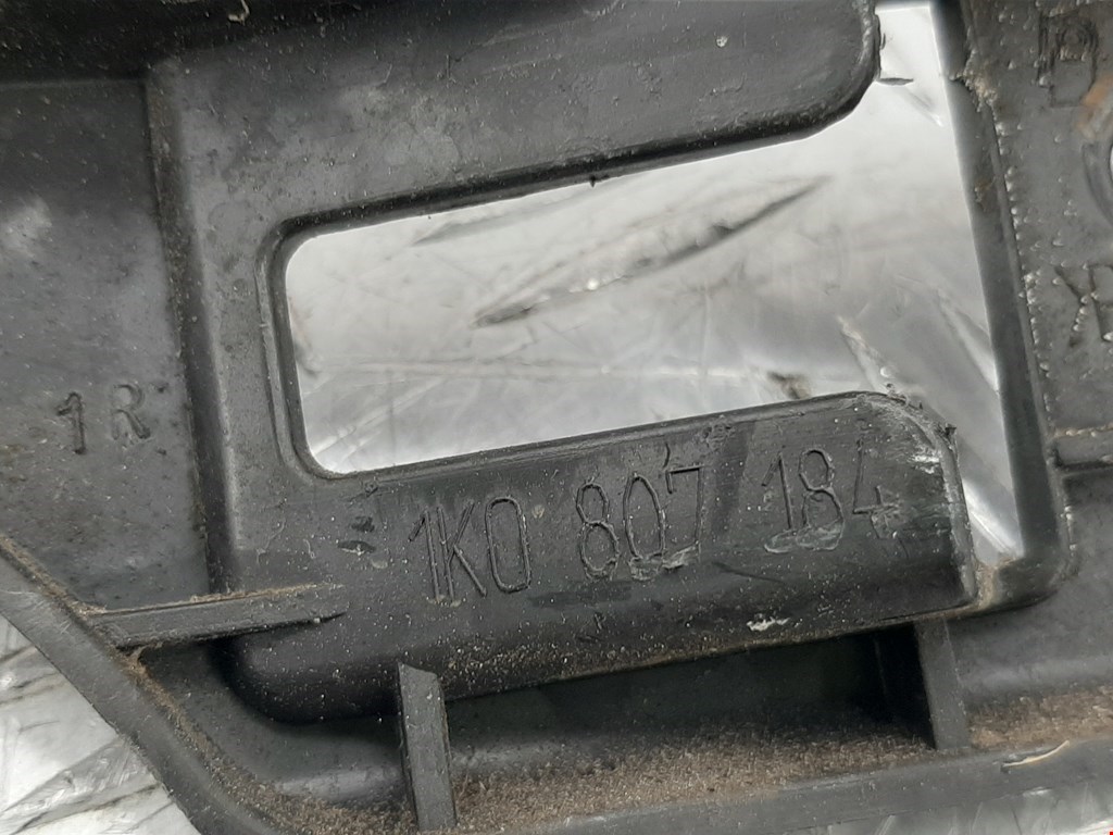 Кронштейн переднего бампера правый VOLKSWAGEN Golf V 2003-2009