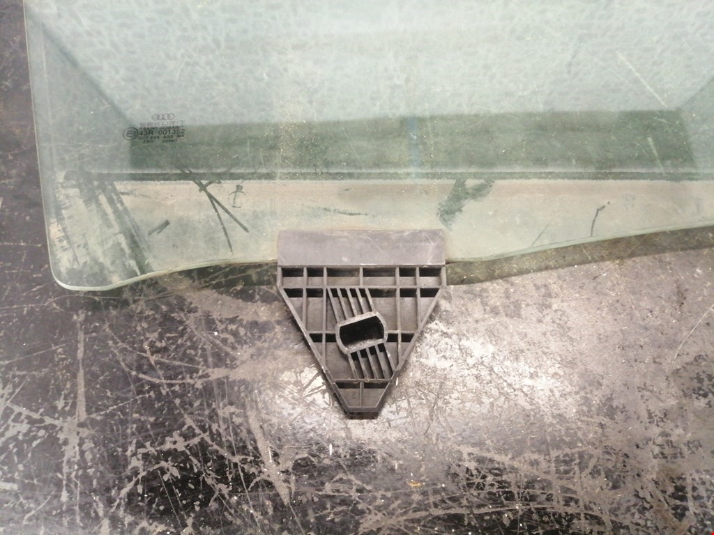 Стекло двери переднее правое AUDI A4 B6 2001-2005