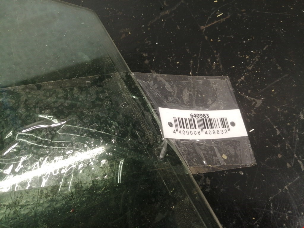 Стекло двери переднее правое AUDI A4 B6 2001-2005