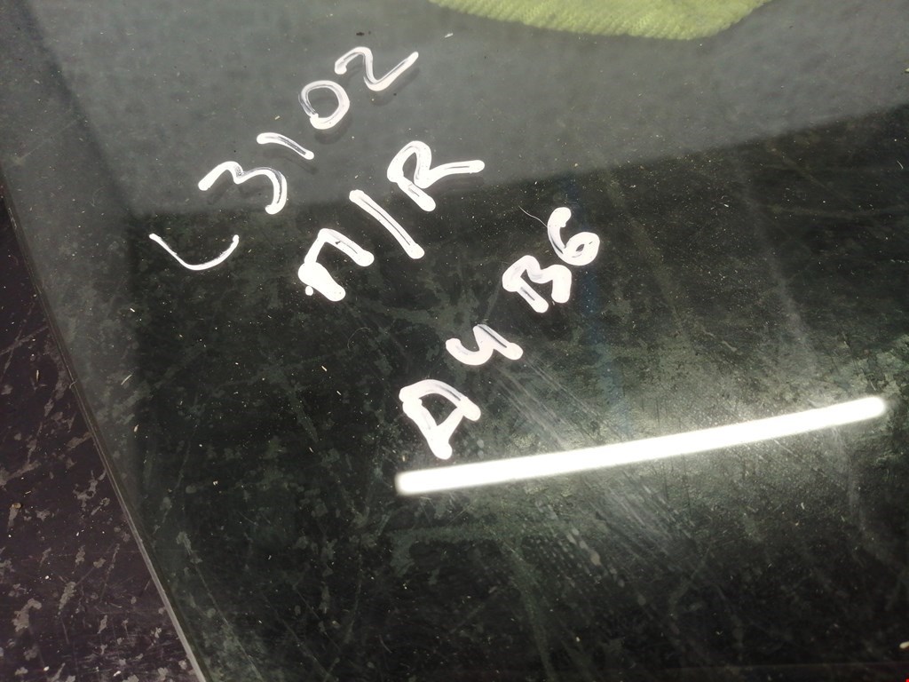 Стекло двери переднее правое AUDI A4 B6 2001-2005