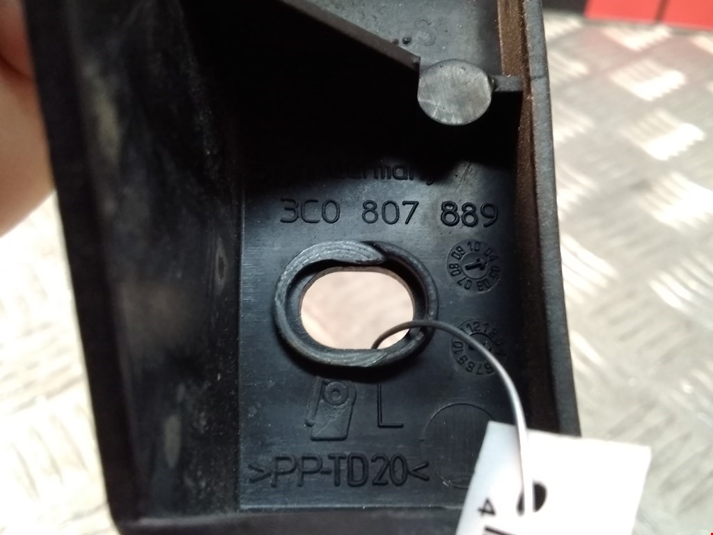 Кронштейн переднего бампера левый VOLKSWAGEN Passat B6 2005-2011