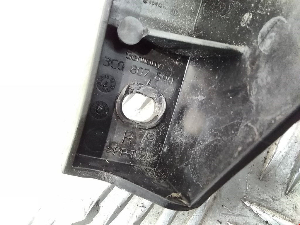 Кронштейн переднего бампера правый VOLKSWAGEN Passat B6 2005-2011