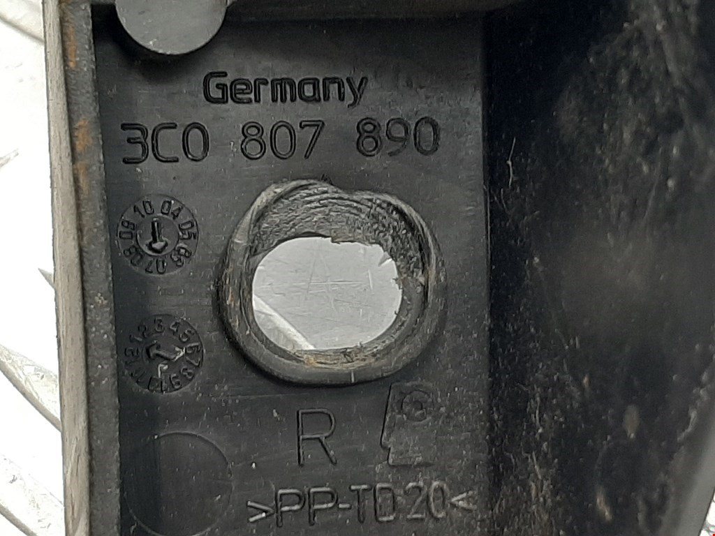 Кронштейн переднего бампера правый VOLKSWAGEN Passat B6 2005-2011