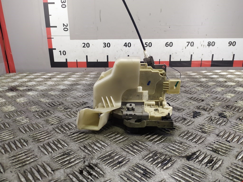 Замок двери передней правой AUDI A4 B8 2007-2015