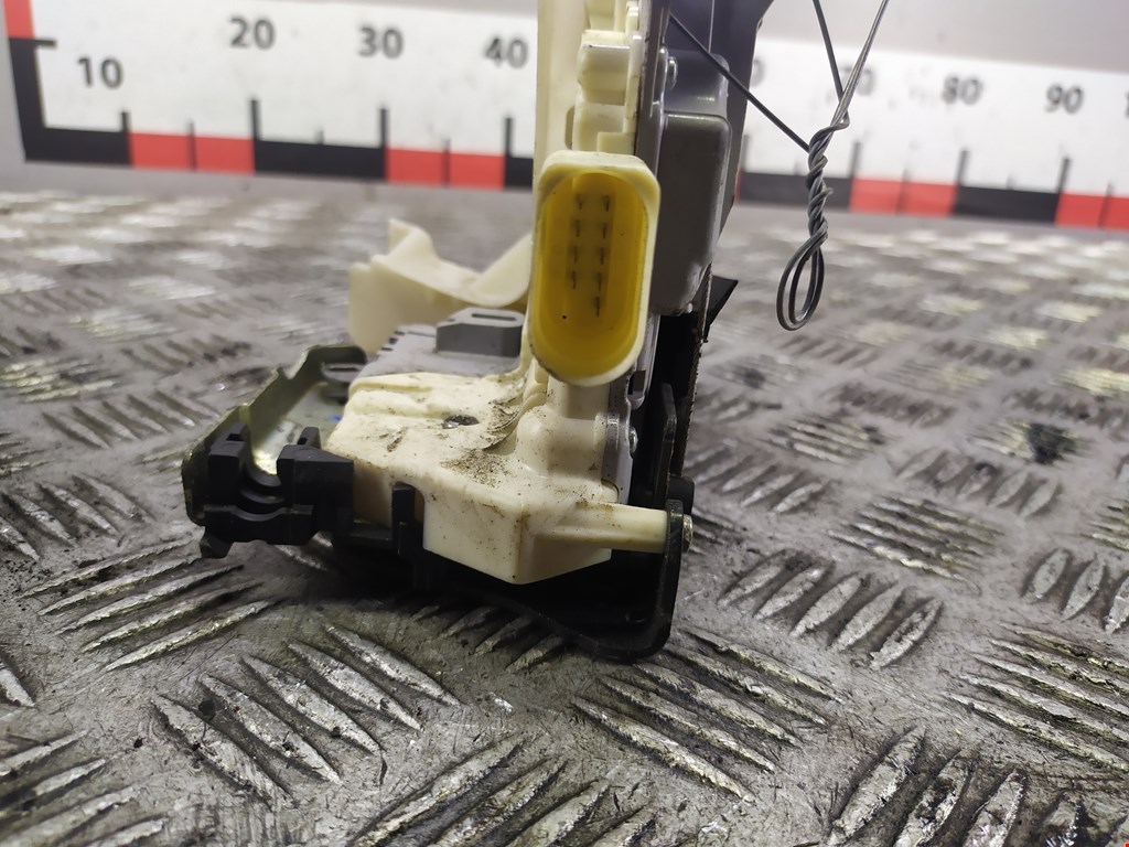 Замок двери передней правой AUDI A4 B8 2007-2015