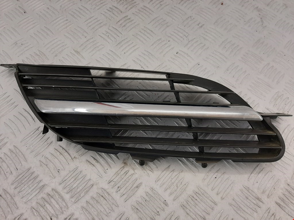 Решетка радиатора NISSAN Almera Tino 2000-2006