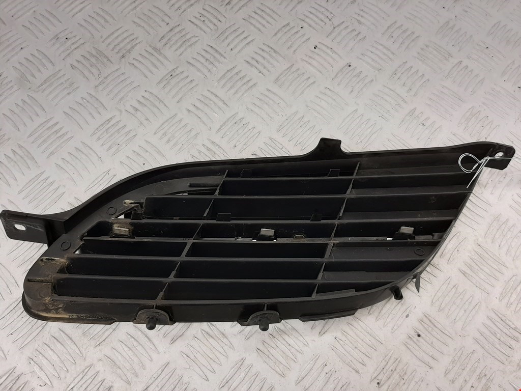 Решетка радиатора NISSAN Almera Tino 2000-2006