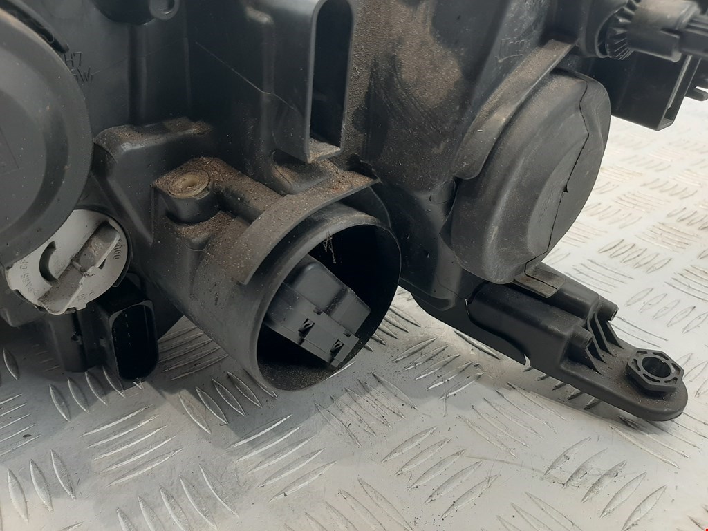 Фара правая SEAT Toledo 2012-2019