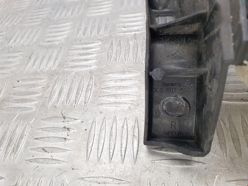 Кронштейн переднего бампера правый VOLKSWAGEN Passat B6 2005-2011