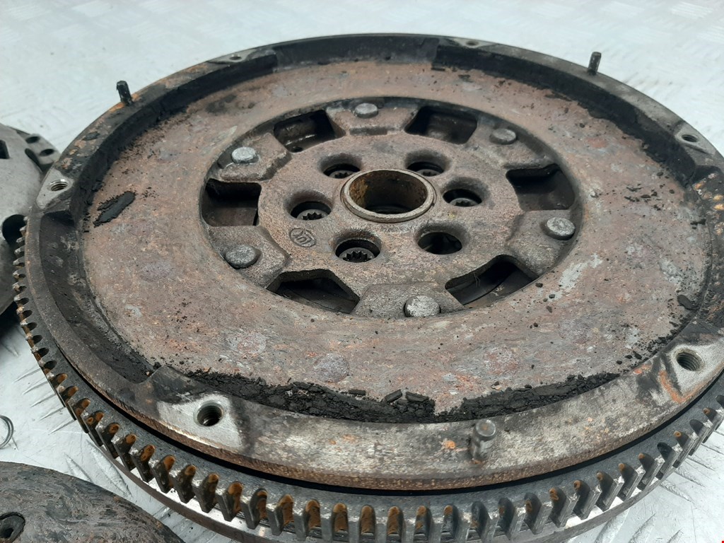 Маховик (демпфер сцепления) VOLKSWAGEN Golf V 2003-2009