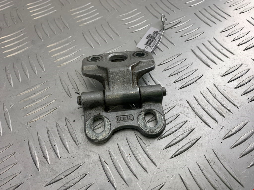 Петля двери передней левой Mercedes E-Class (W210) (1995-2003)