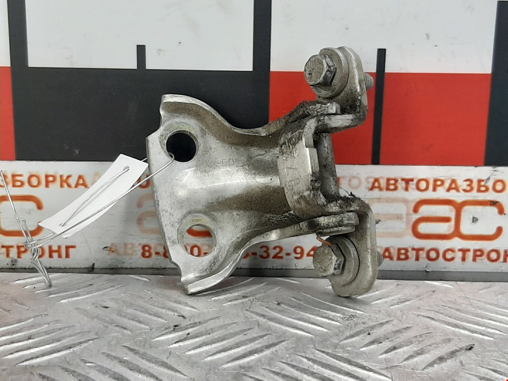 Петля двери задней правой