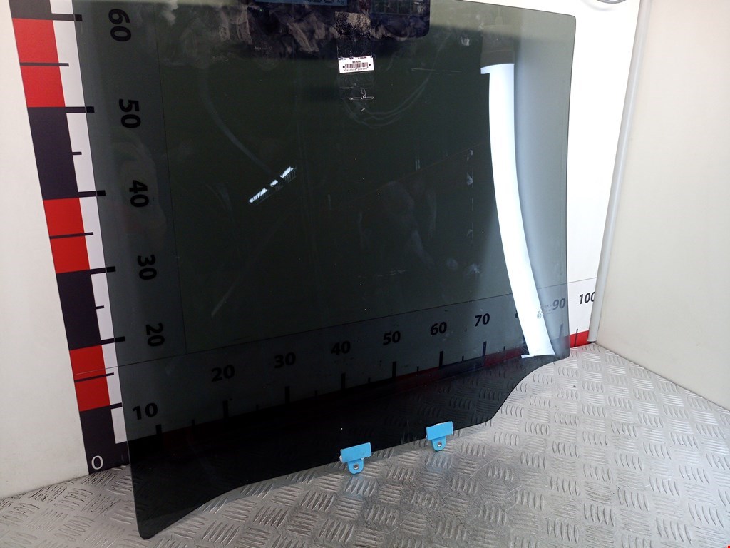 Стекло двери заднее правое INFINITI QX56/QX80 2004-2010