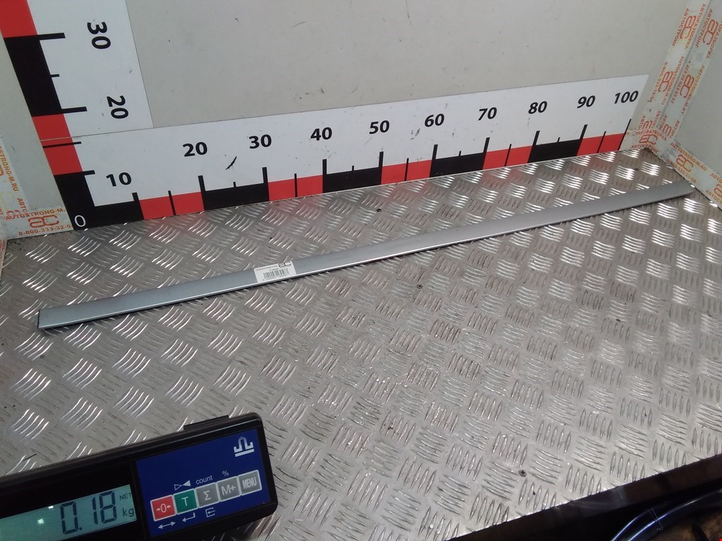 Накладка декоративная (молдинг) двери передней правой Audi A6 C5 (1997-2005)