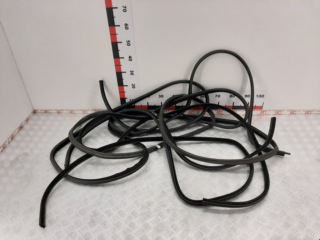 Уплотнитель двери LAND ROVER Range Rover 2002-2012