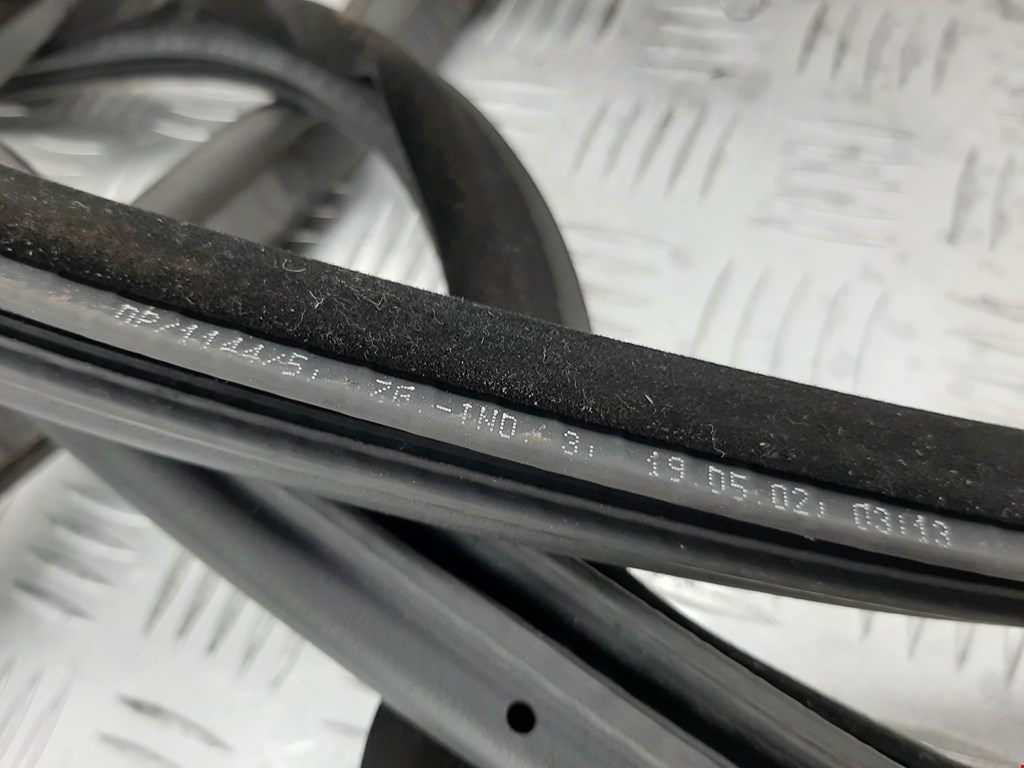 Уплотнитель двери LAND ROVER Range Rover 2002-2012