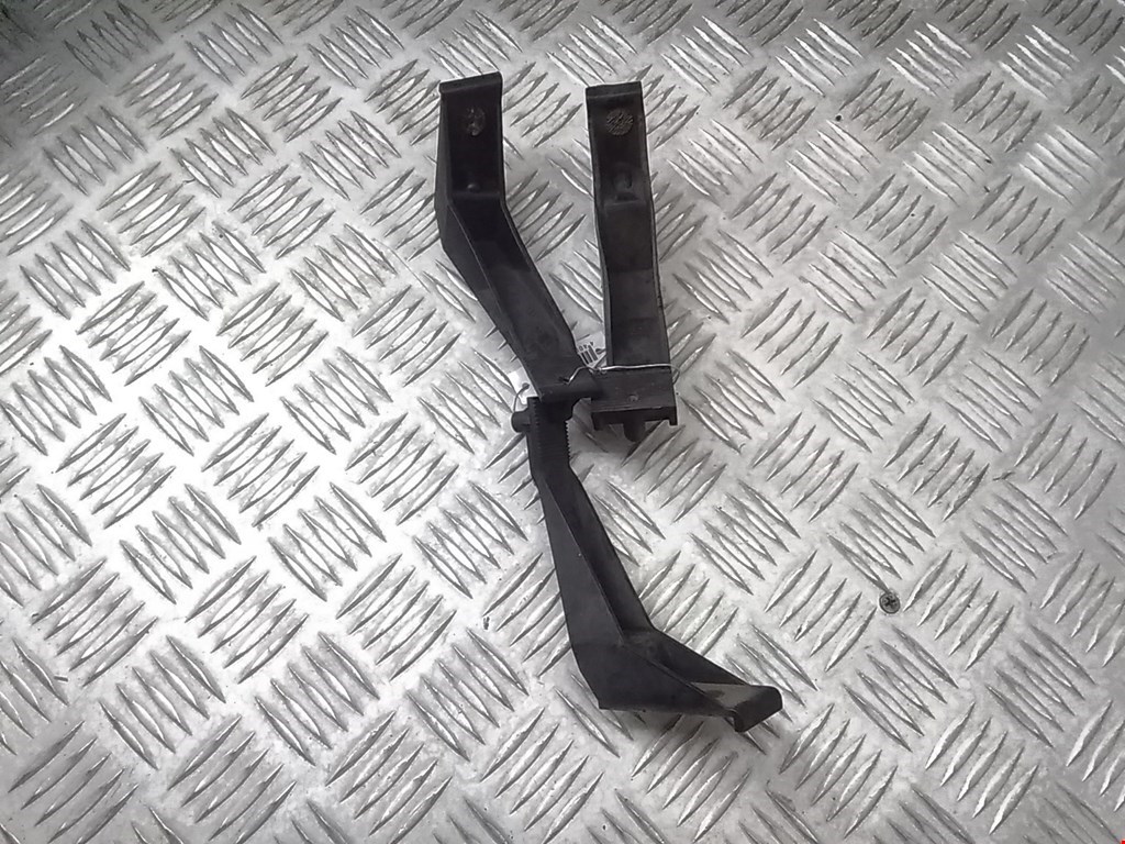 Кронштейн переднего бампера центральный AUDI A4 B6 2001-2005