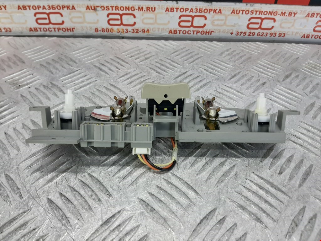 Плафон салонный (салона фонарь) NISSAN Armada 2003-2016