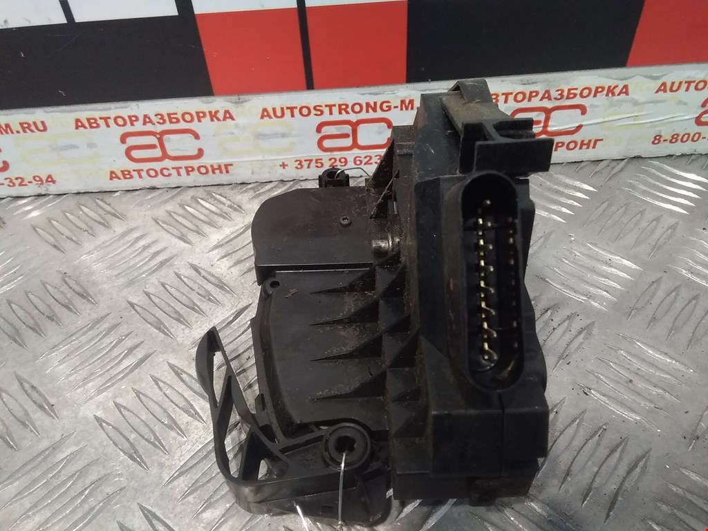 Замок двери передней правой FORD Fiesta 2008-2012