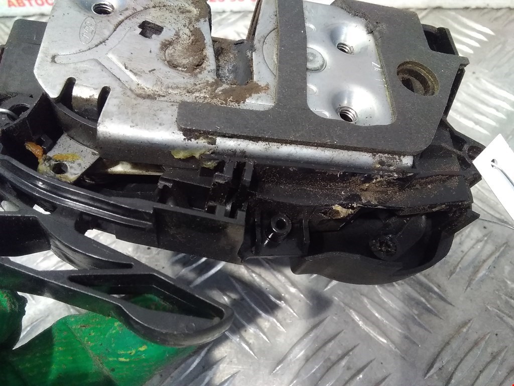 Замок двери передней правой FORD Fiesta 2008-2012