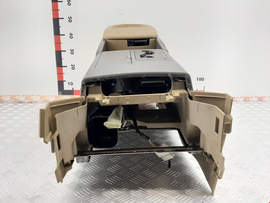 Подлокотник в салон NISSAN Armada 2003-2016