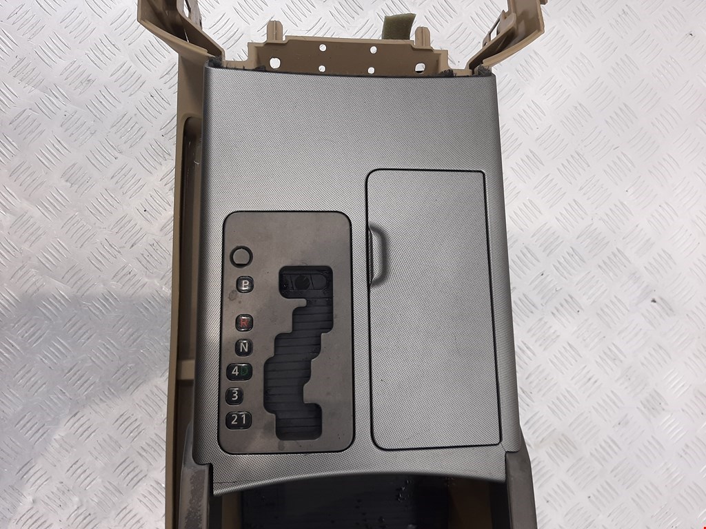 Подлокотник в салон NISSAN Armada 2003-2016