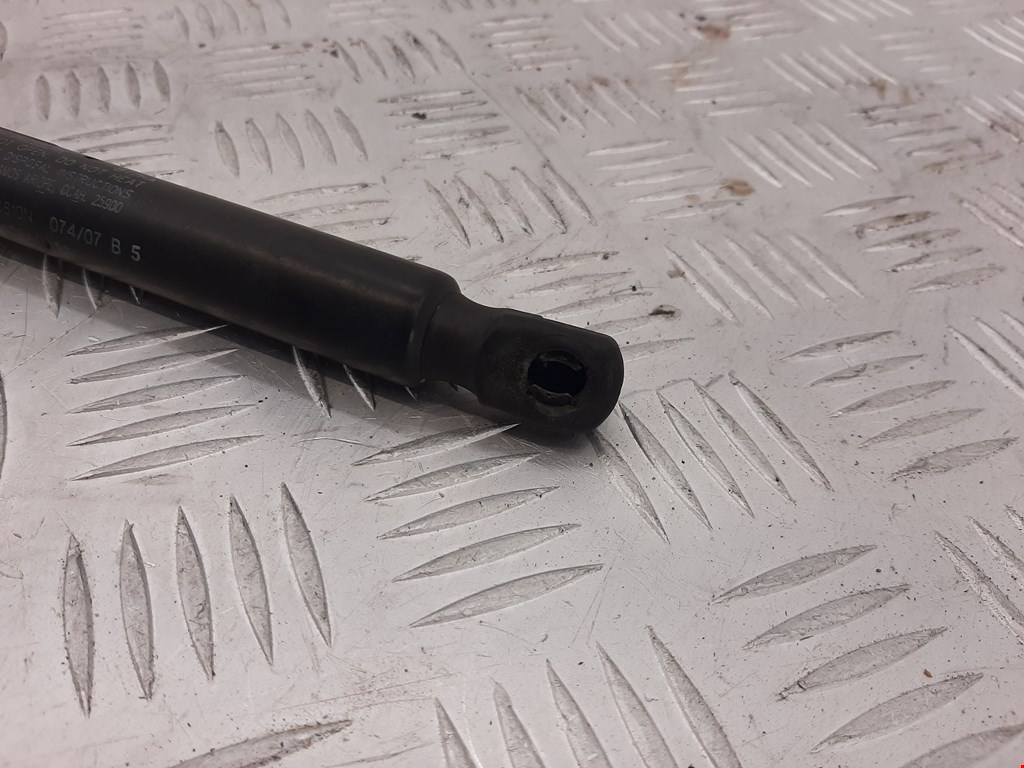 Амортизатор крышки (двери) багажника FORD Explorer 2006-2010