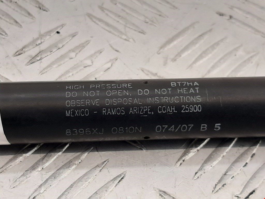 Амортизатор крышки (двери) багажника FORD Explorer 2006-2010