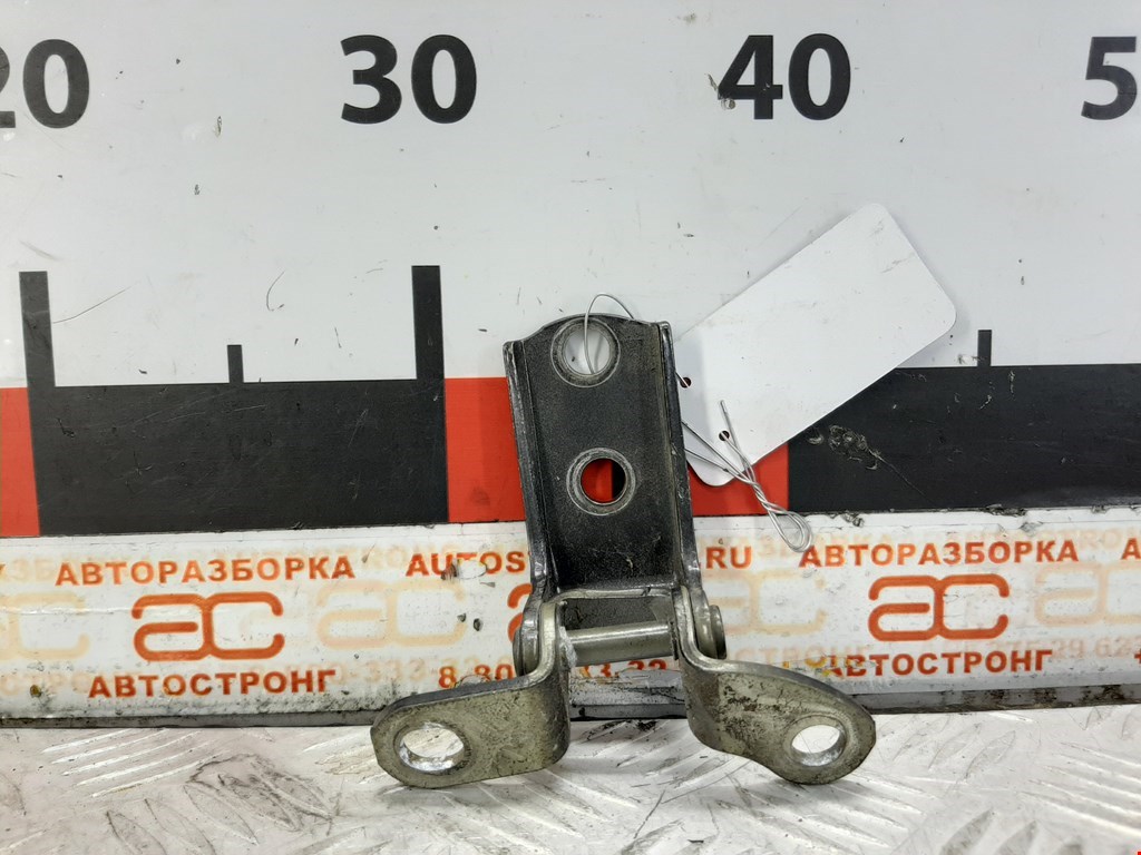 Петля двери передней правой