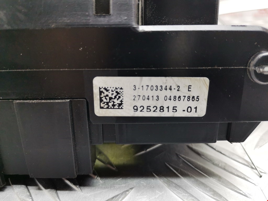 Датчик уровня в бачок омывателя BMW 5er 5 серия F10/F11/F07 2009-2017