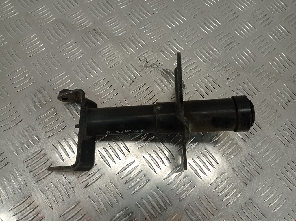 Отбойник бампера передний правый Volkswagen Passat 5 (1996-2000)