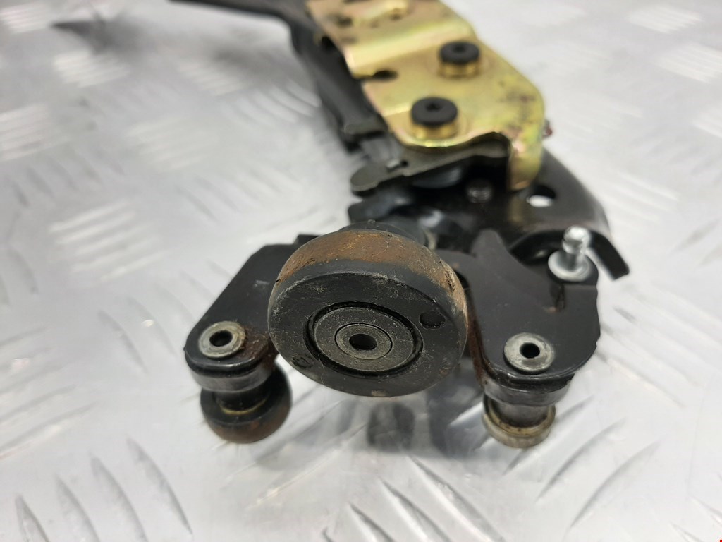 Ролик двери сдвижной (левый/правый средний верхний/нижний) CHRYSLER Voyager IV RG 2001-2007