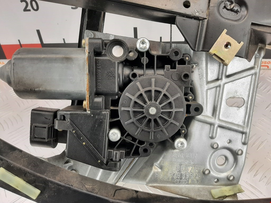 Стеклоподъемник задний левый AUDI A4 B5 1995-2001