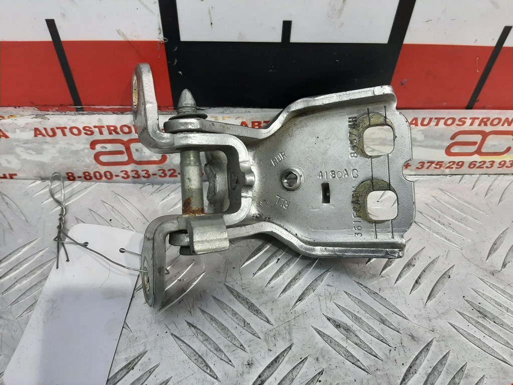 Петля двери задней правой Chrysler Pacifica 1 (2004-2008)