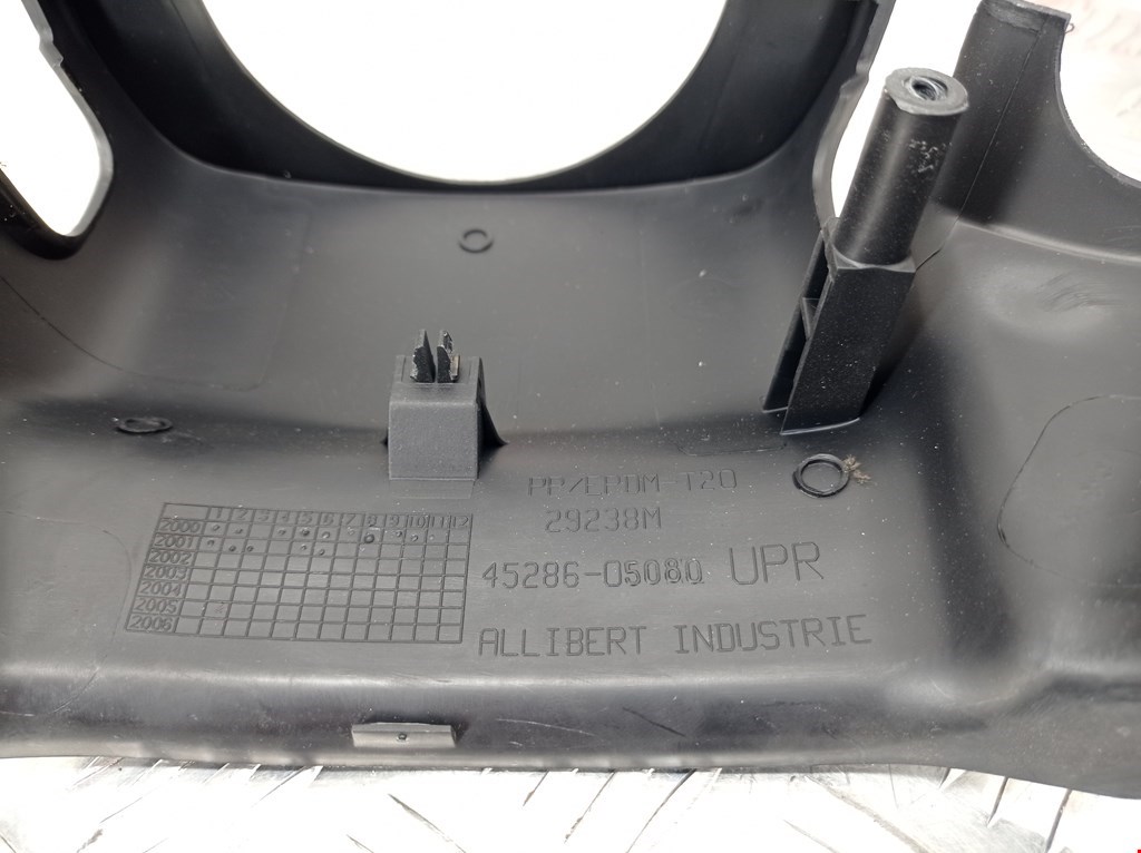 Кожух рулевой колонки TOYOTA Avensis 1997-2003