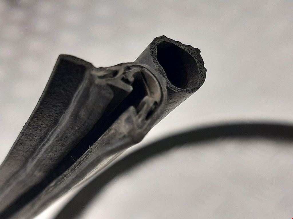 Уплотнитель (наружный) INFINITI G G25/G35/G37 V36 2007-2014