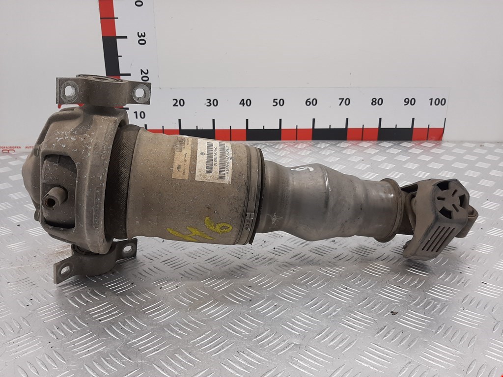 Стойка амортизатора заднего левого Volkswagen Touareg 1 (2002-2010)