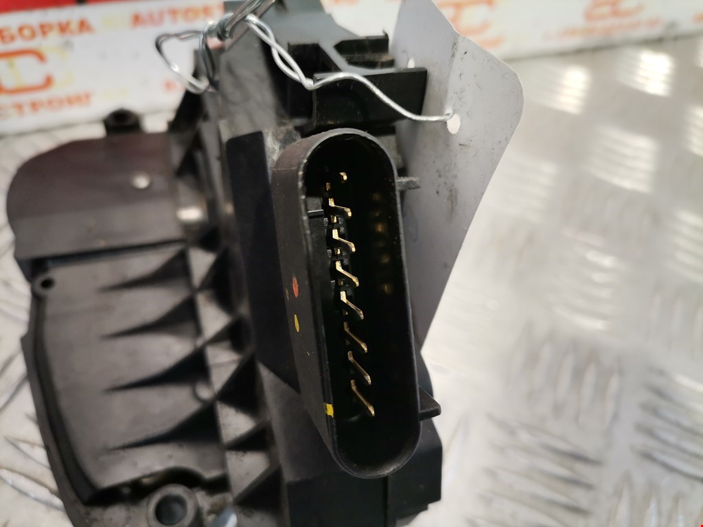 Замок двери передней правой FORD Fiesta 2008-2012